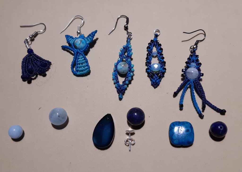 des boucles d'oreilles dépareillées en création