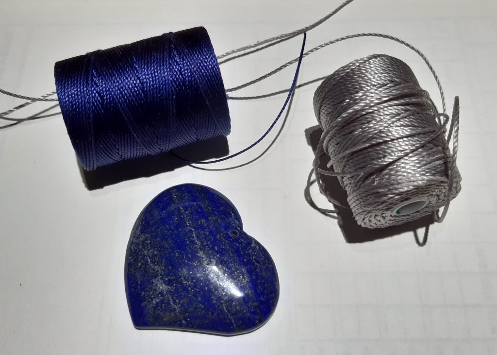des fils bleus et argent pour ce collier en lapis lazuli