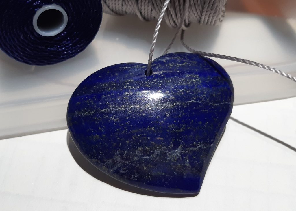 cœur asymétrique en lapis lazuli du collier Nuit étoilée