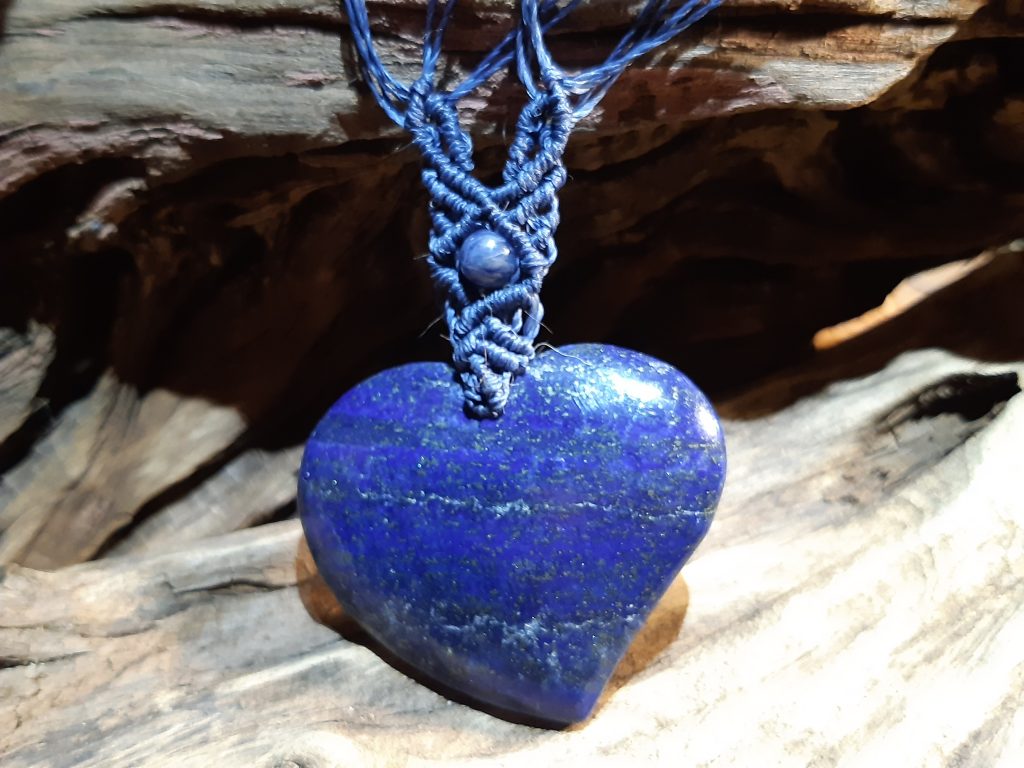 cœur bleu du collier bleu sur lapis lazuli et macramé