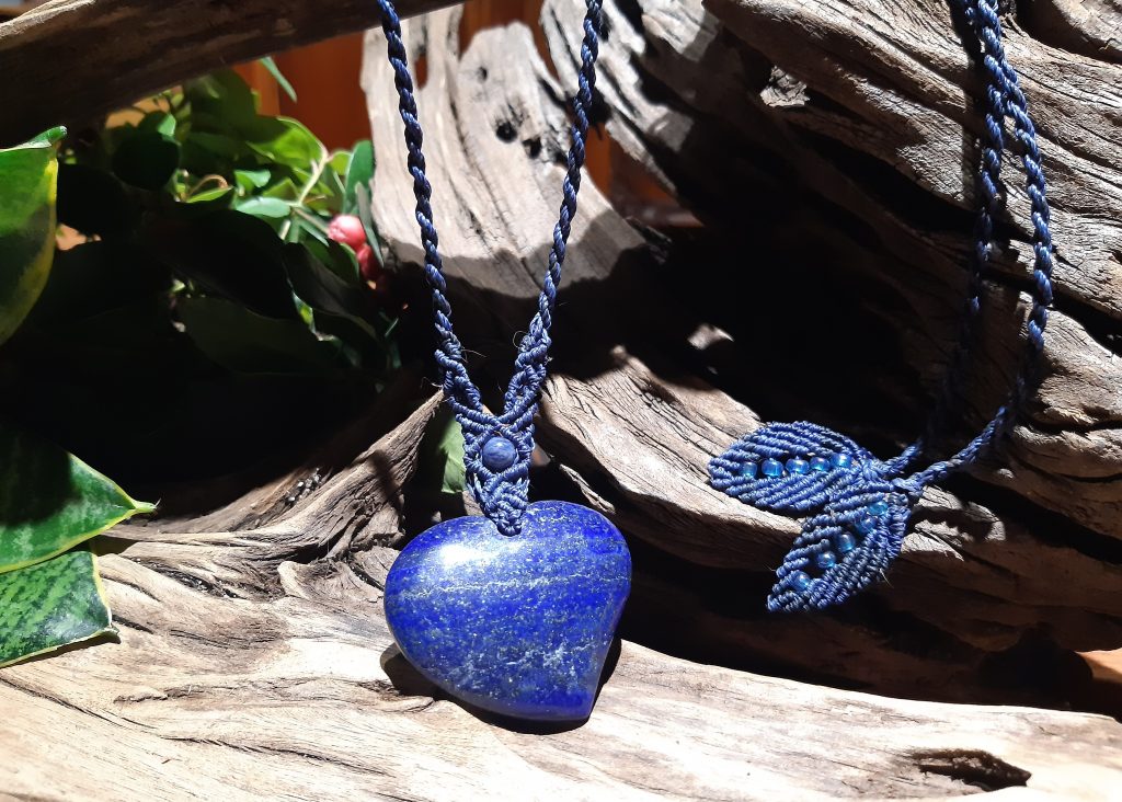 collier bleu en lapis lazuli et macramé