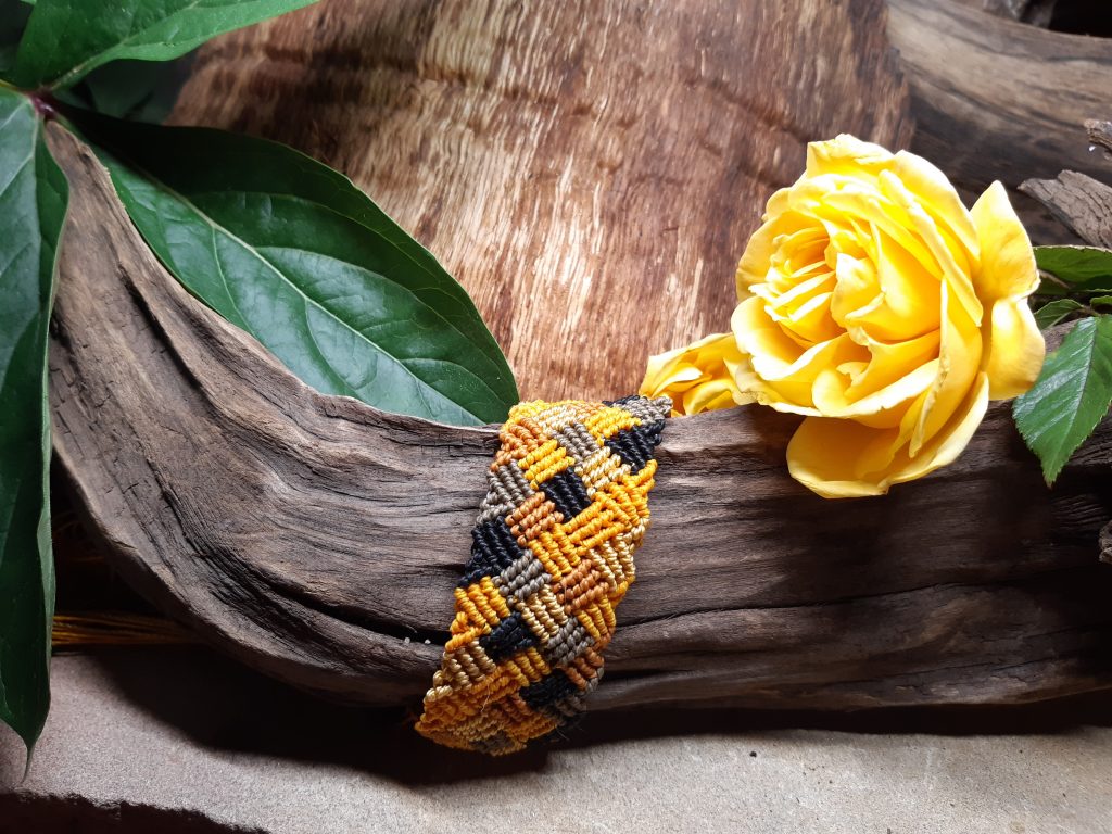 bracelet damier jaune, noir, brun en macramé