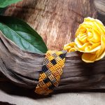 bracelet damier jaune, noir, brun en macramé