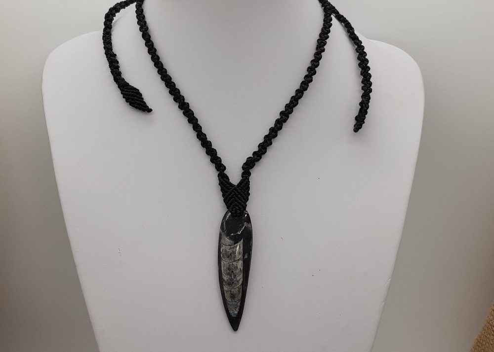 pendentif noir pour homme sur fossile d'orthocère noir et gris