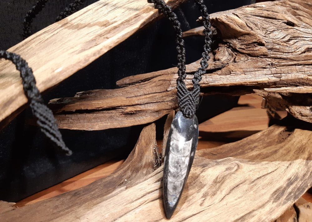 sur fossile d'orthocère pour homme, pendentif , en macramé noir
