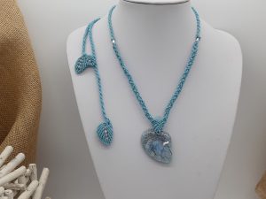 collier bleu sur agate gris-bleu et macramé bleu.