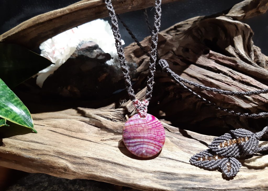 collier-rose et gris sur agate rose en macramé