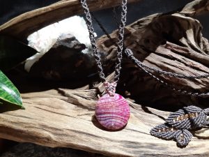 collier-rose et gris sur agate rose en macramé