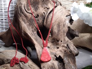 Collier rouge en jade rouge et macrame