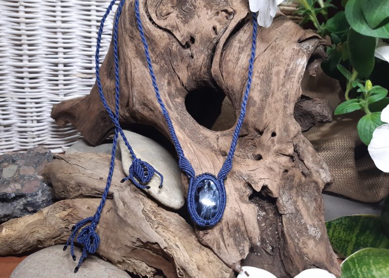Collier bleu sur pietersite bleu