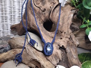 Collier bleu sur pietersite bleu