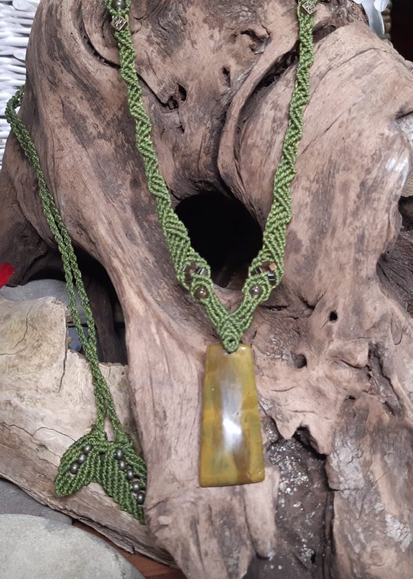 collier vert sur jaspe océan vert en macramé