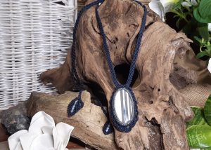 collier bleu en opale owyhee bleue et macramé