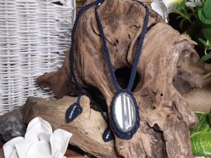 collier bleu en opale owyhee bleue et macramé