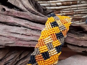 bracelet damier jaune, orange et noir souple