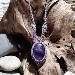 Collier mauve en améthyste et macramé