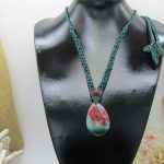 Collier rouge et vert sur agate