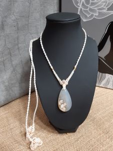 collier-agate-fleur-de-cerisier-macramé-blanc
