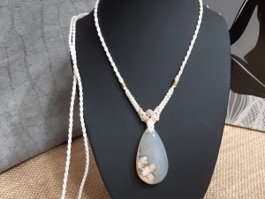 collier-agate-fleur-de-cerisier-macramé-blanc