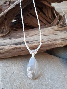 collier blanc agate fleur de cerisier macramé