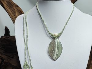 collier vert en fluorite verte, nacre et macrame vert