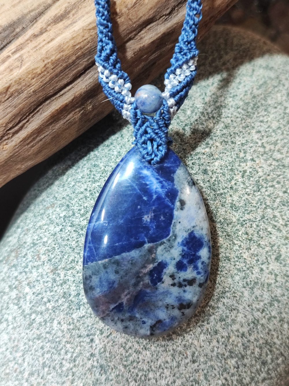 pendentif bleu en sodalite du collier en macramé