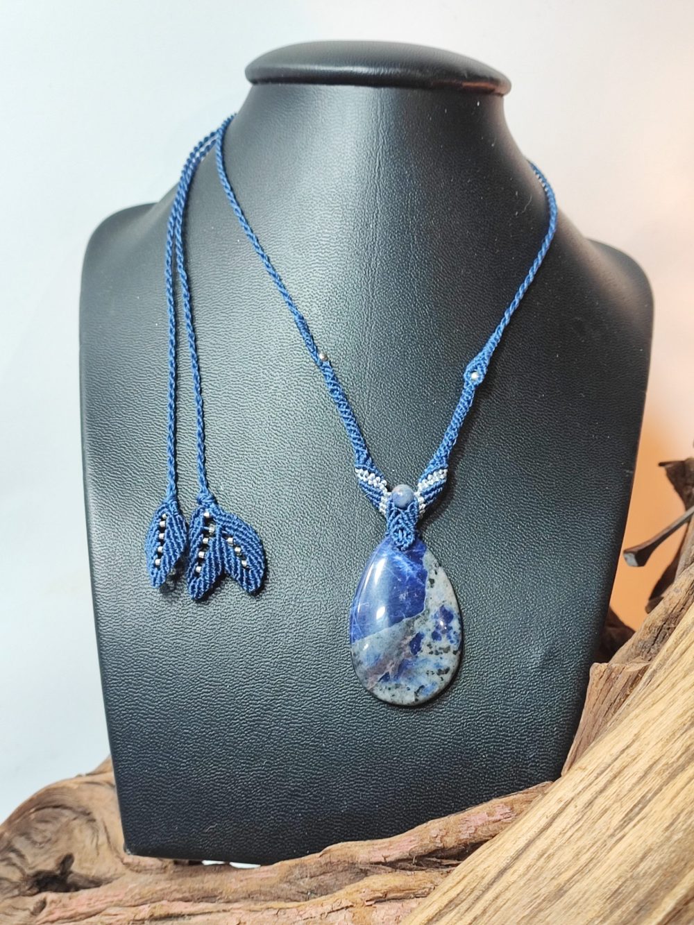 collier bleu en sodalite et macramé bleu et argent