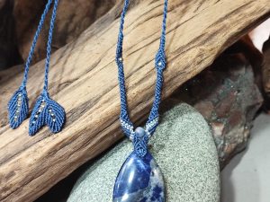 collier bleu en sodalite et macramé bleu et argent