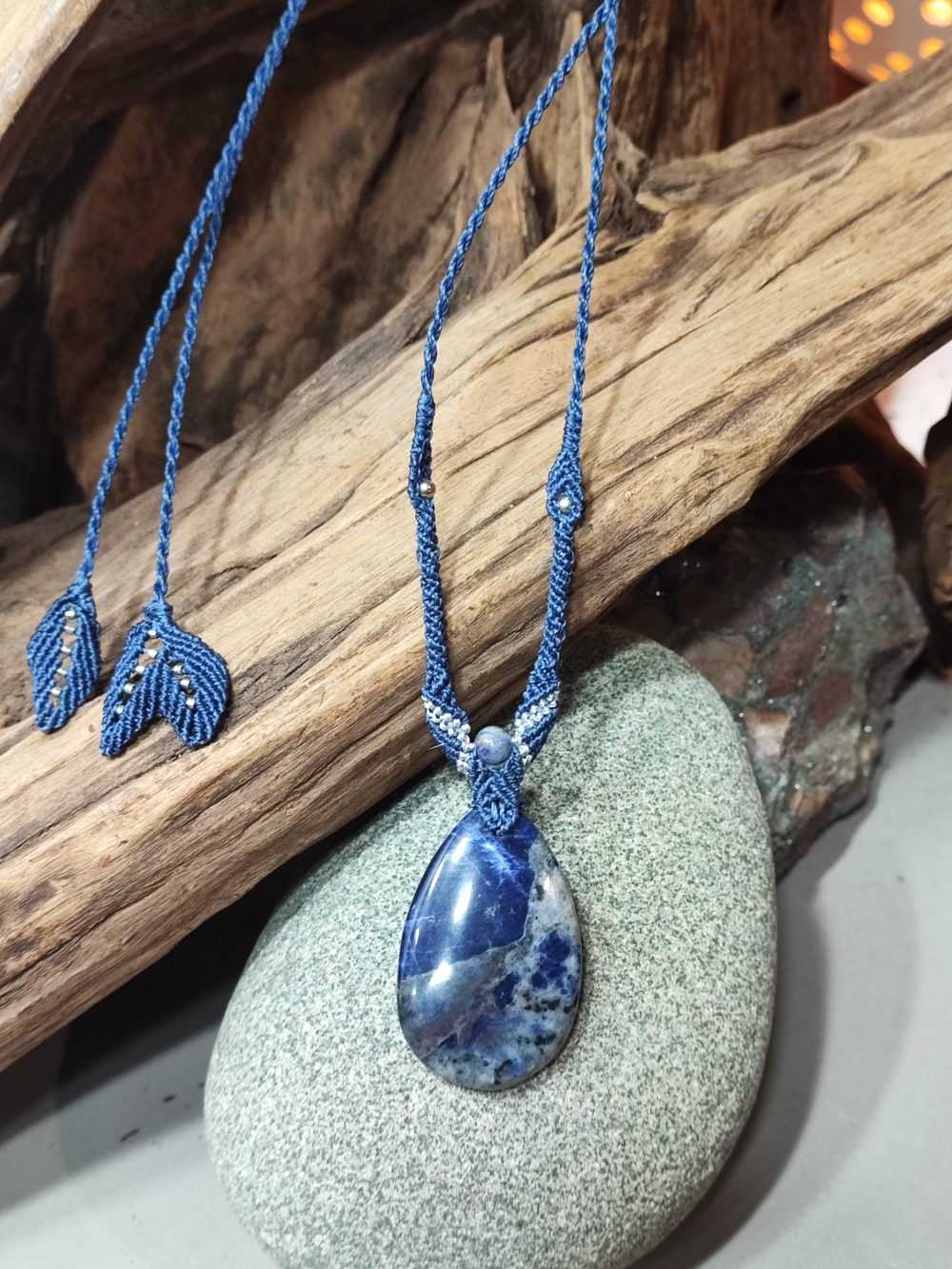 collier bleu en sodalite et macramé bleu et argent