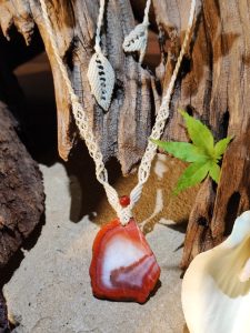 collier rouge et blanc en agate cornaline rouge de Zhanguo et macramé
