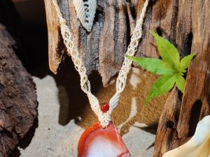 collier rouge et blanc en agate cornaline rouge de Zhanguo et macramé