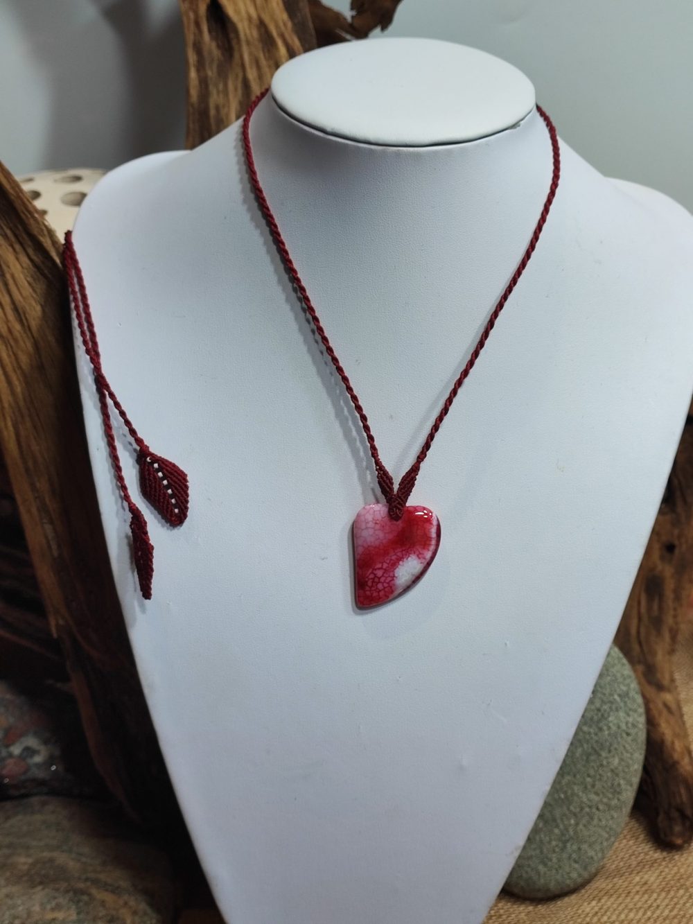 collier rouge et blanc sur agate cœur