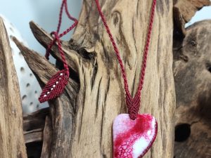 collier rouge et blanc sur agate sur agate cœur