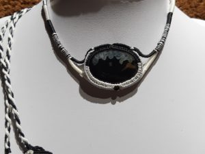 collier noir et blanc ras du cou, en agate noir et blanc.