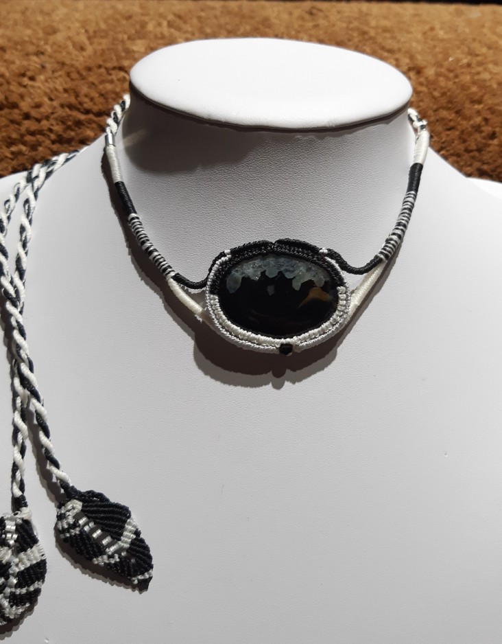 collier noir et blanc ras du cou, en agate noir et blanc.