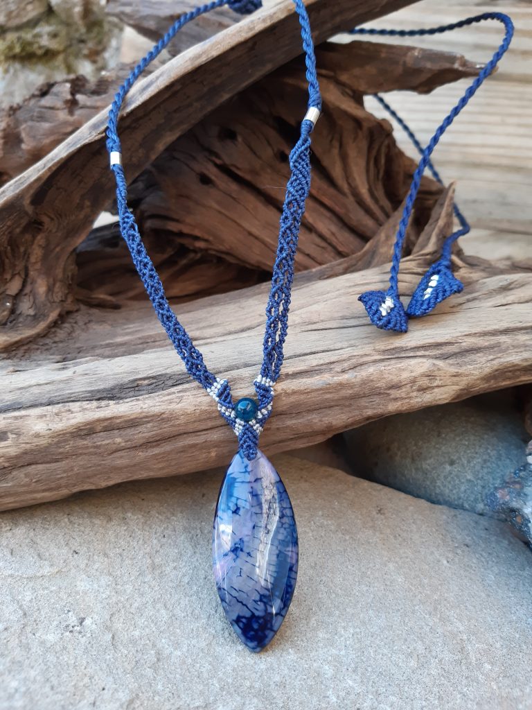 collier bleu en agate bleue et macramé