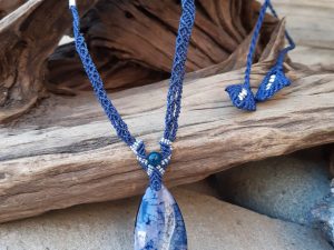 collier bleu en agate bleue et macramé
