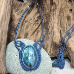 collier bleu en labradorite bleue et macramé