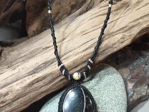 Collier noir, pierre fossile de turritelle et macramé _