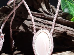 Collier rose en macramé sur opale