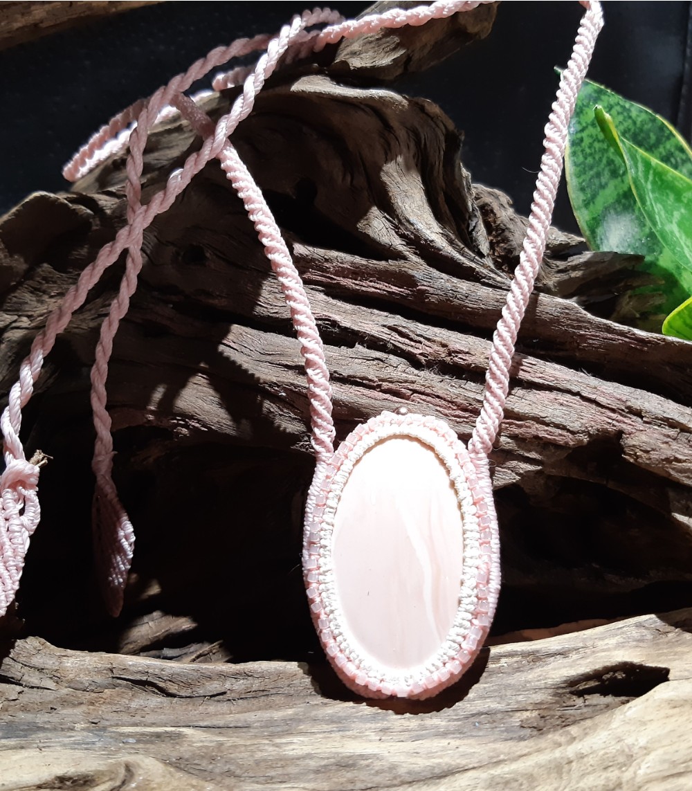 Collier rose en macramé sur opale