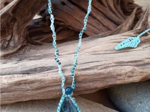 Collier vert sur chrysocolle shattuckite et tourmaline,