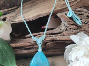 collier Joie de vivre en bleu sur agate du Botswana