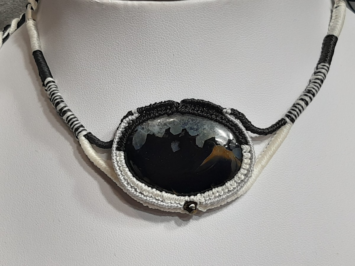agate géode du collier en macramé noir et blanc