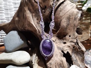 Collier mauve en macramé sur améthyste