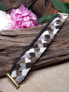 Bracelet noir blanc brun damier souple en macramé
