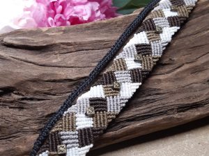 Bracelet noir blanc brun damier souple en macramé