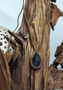 Collier en mauve et vieil or en labradorite pourpre.