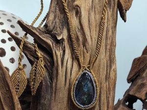 Collier en mauve et vieil or en labradorite pourpre.