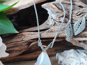 En noir, blanc, gris, collier en agate scénique dendritique